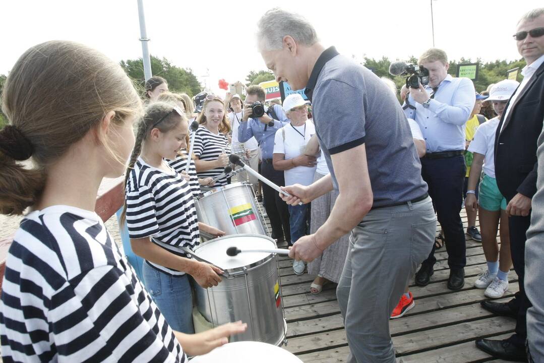 Prezidentas G. Nausėda su vaikais pasveikino jūrą