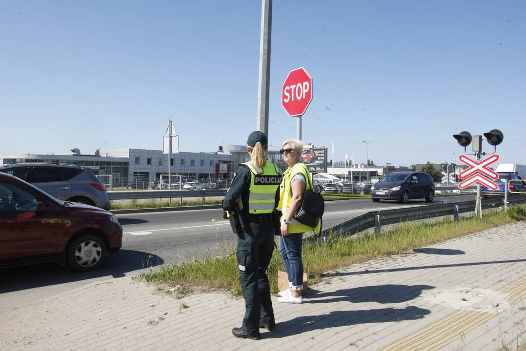 Prie Klaipėdos geležinkelio pervažų pareigūnai dalijo dovanas