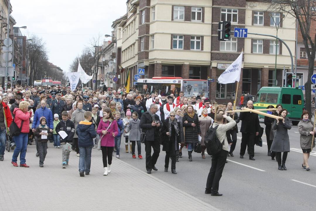 Klaipėdos tikintieji ėjo Kryžiaus kelią