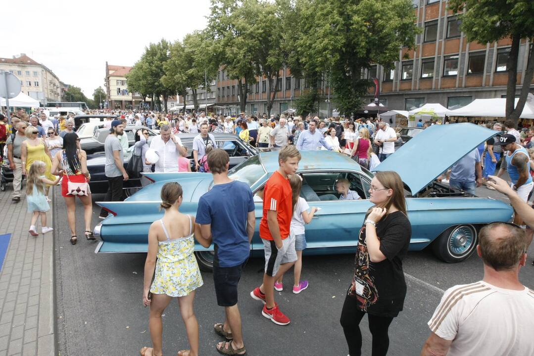 Uostamiesčio gatvėse – senovinių automobilių paradas