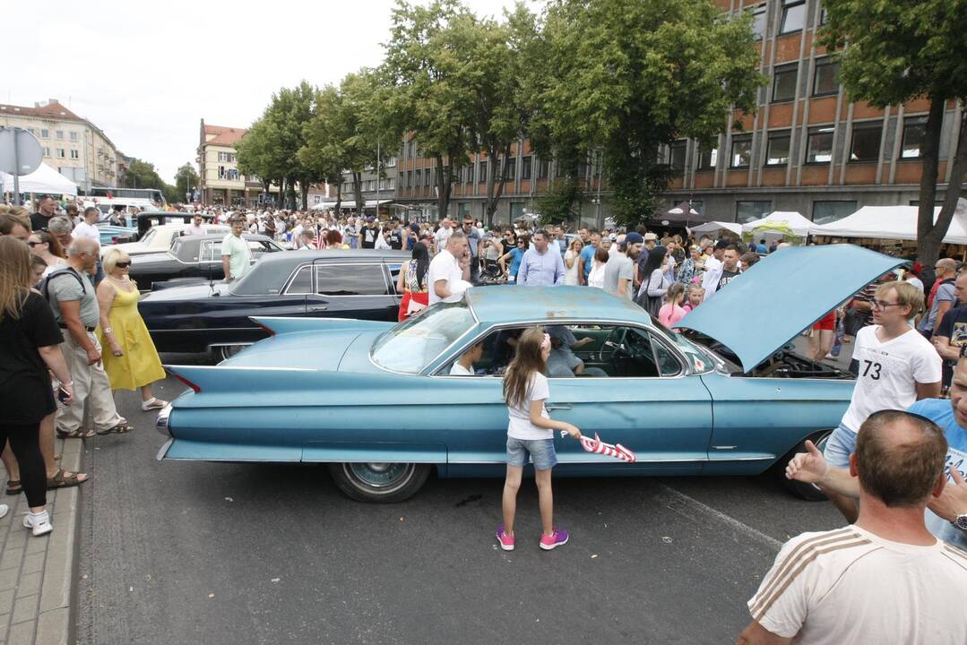 Uostamiesčio gatvėse – senovinių automobilių paradas