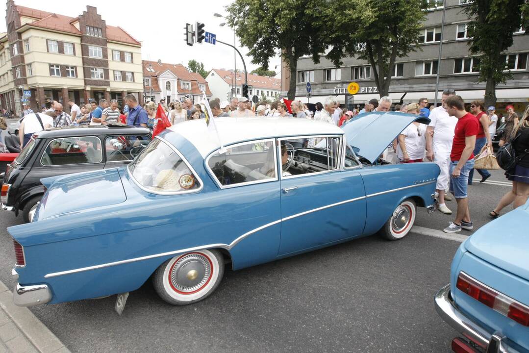 Uostamiesčio gatvėse – senovinių automobilių paradas