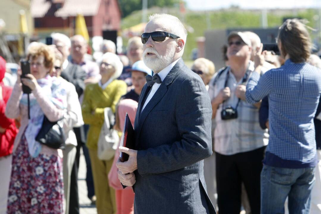 Kruizinių laivų terminale iškelta milžiniška trispalvė