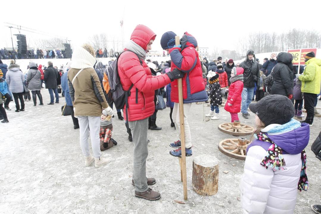 Klaipėdiečiai nenusižengė tradicijoms: per Užgavėnes išdykavo ir sudegino Morę