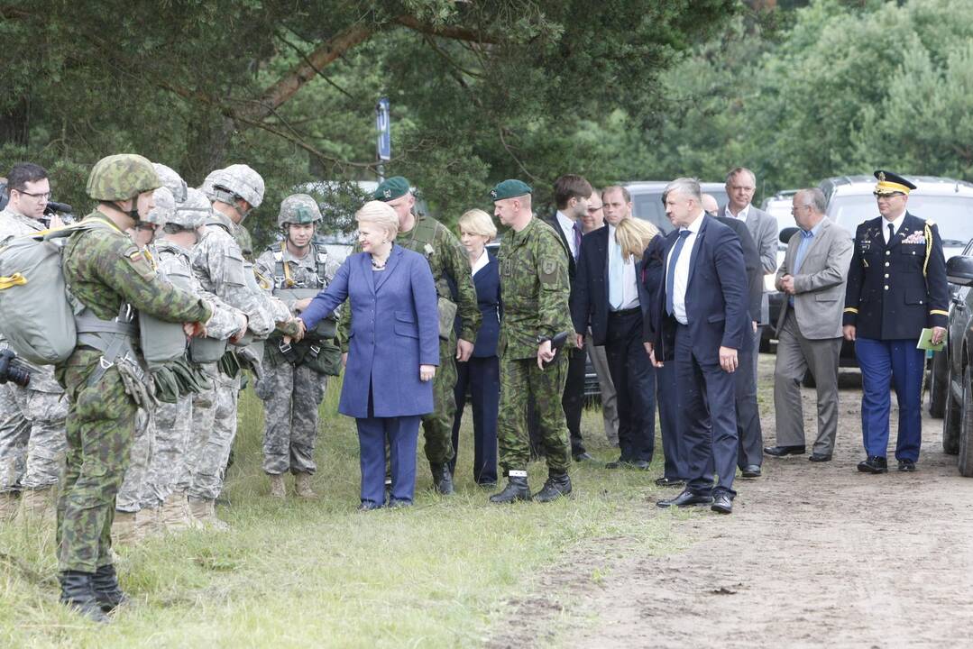 Prezidentė Klaipėdoje apžiūrėjo JAV karinę techniką