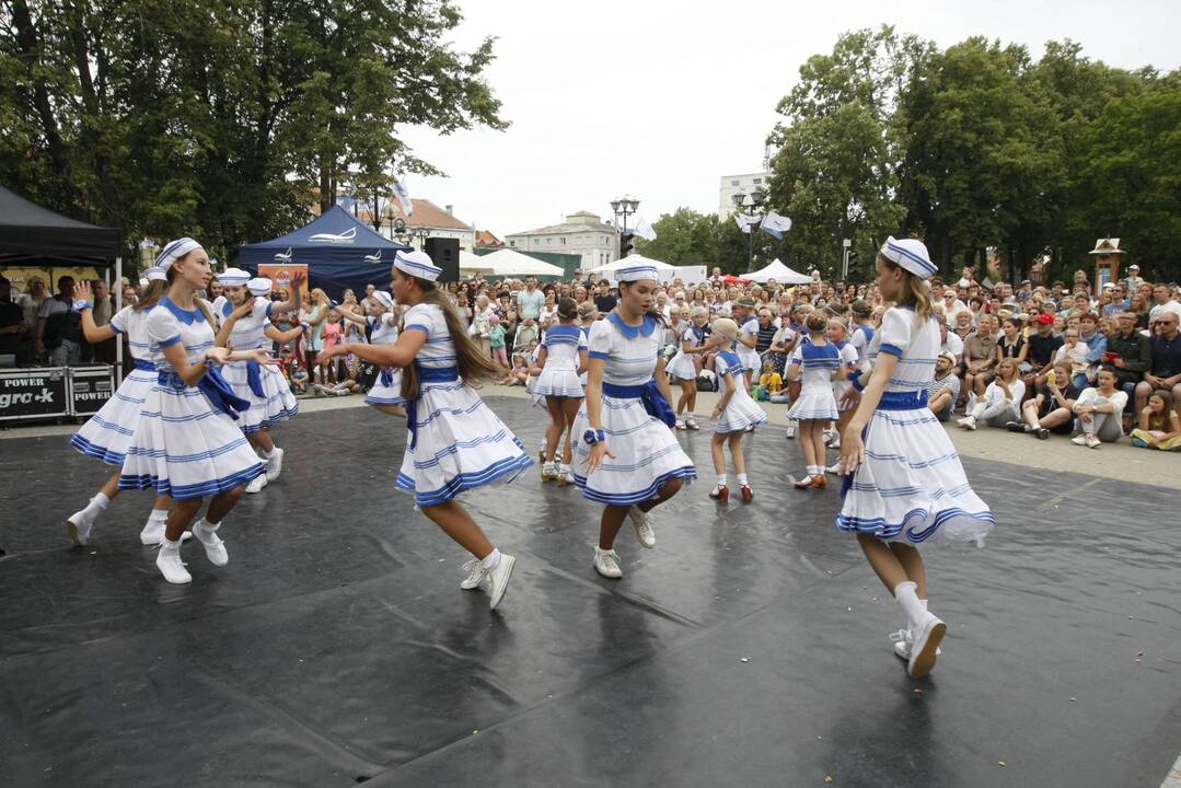 Uostamiestis skendi muzikos ir šokių garsuose