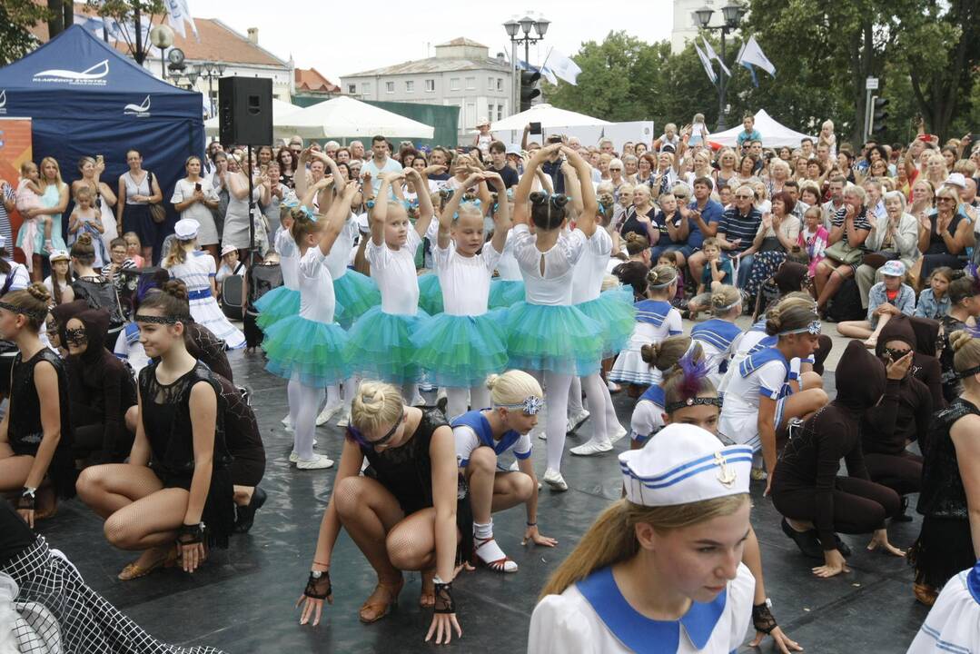 Uostamiestis skendi muzikos ir šokių garsuose