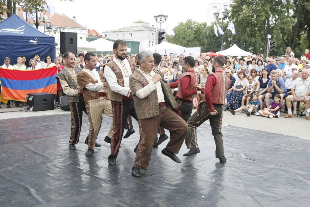 Uostamiestis skendi muzikos ir šokių garsuose