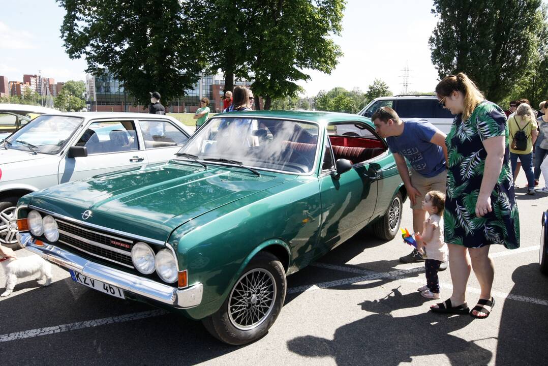 Sezoną pradėjo senovinių automobilių asociacija „Seni kibirai“