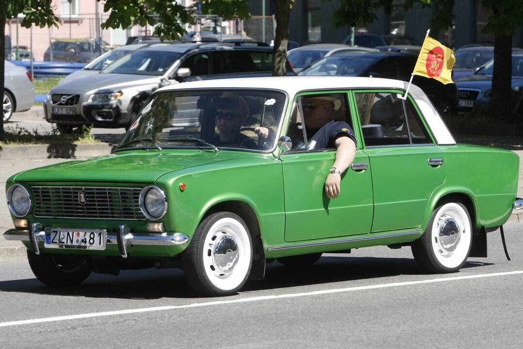 Sezoną pradėjo senovinių automobilių asociacija „Seni kibirai“