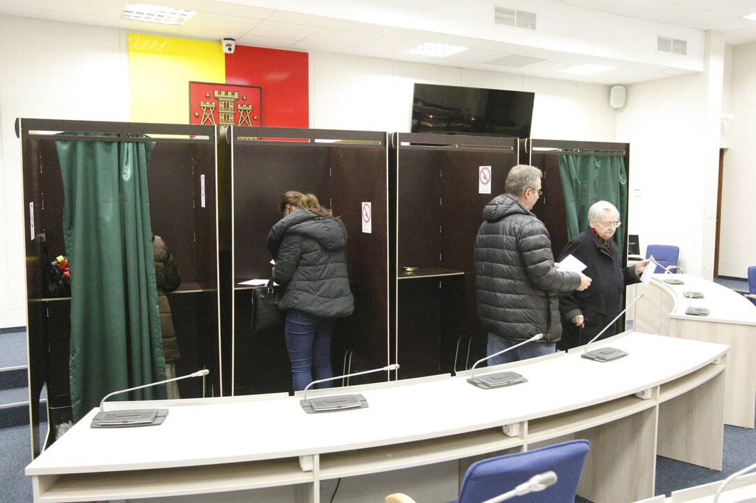 Antrasis Seimo rinkimų turas: rinkėjai balsuoja vangiai