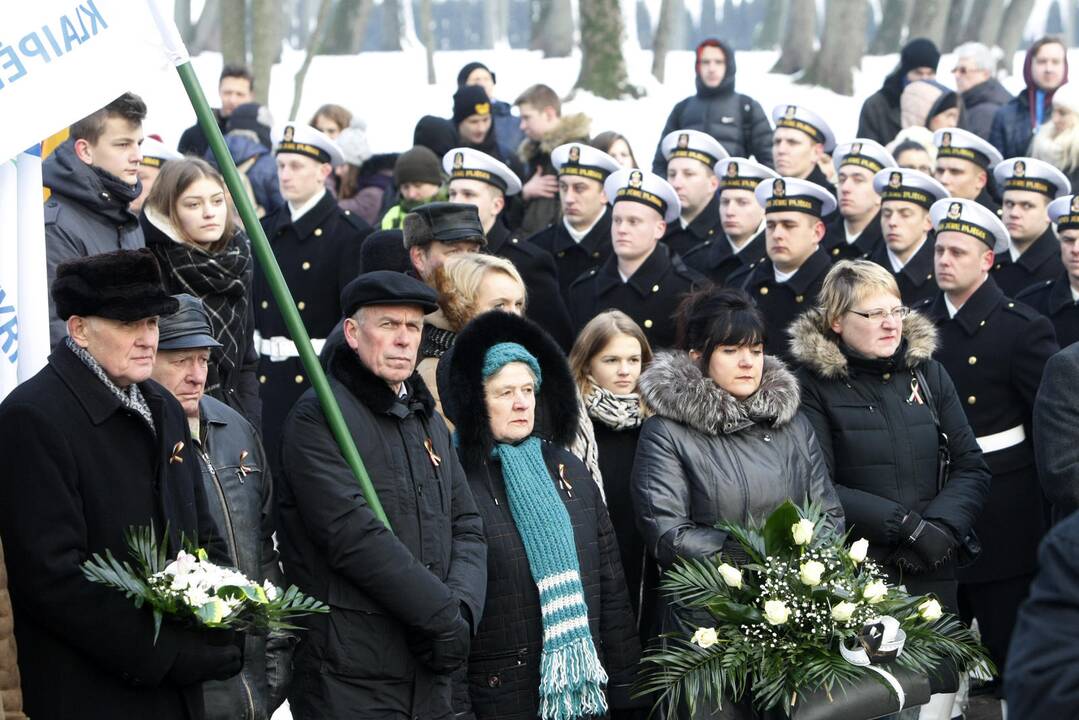 Žuvusiųjų pagerbimas prie paminklo 1923 metų sukilimo dalyviams 