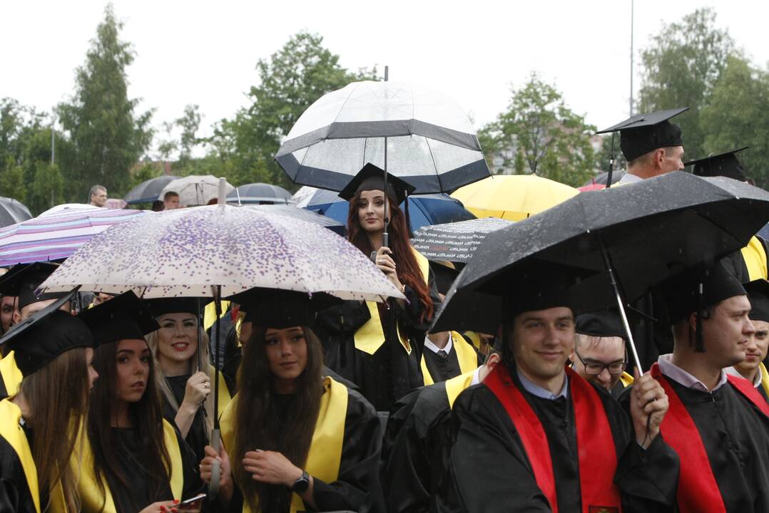 Diplomų įteikimas Klaipėdos universitete