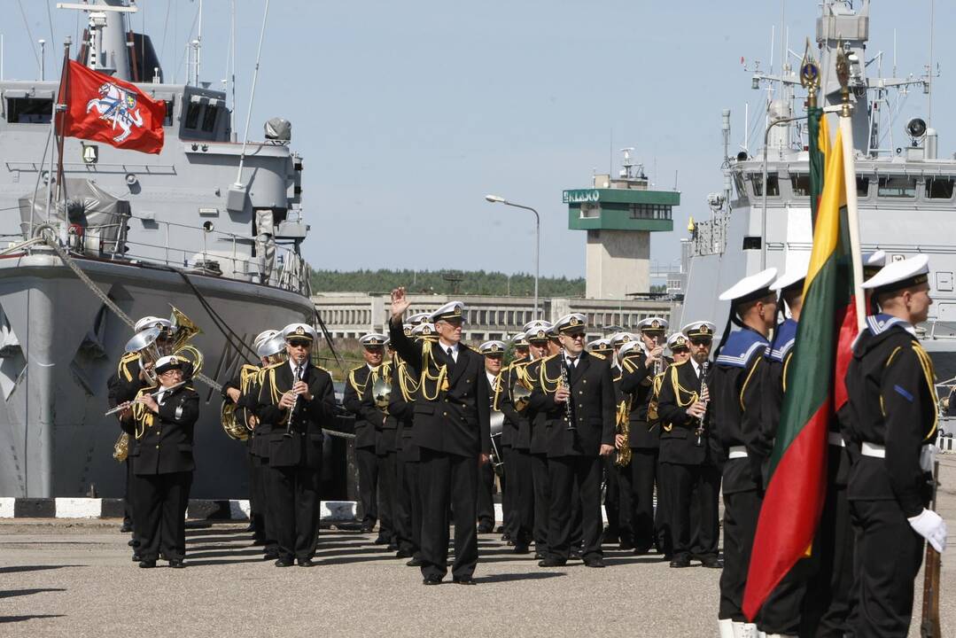 Karinių jūrų pajėgų vadų pasikeitimo ceremonija.