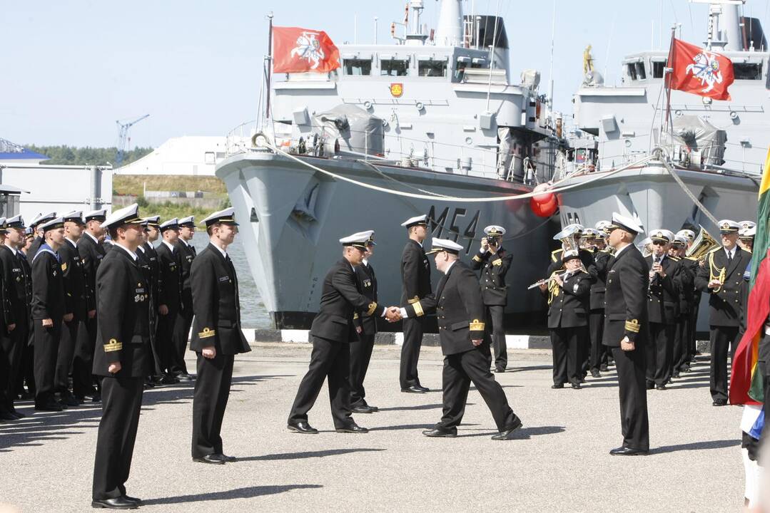 Karinių jūrų pajėgų vadų pasikeitimo ceremonija.