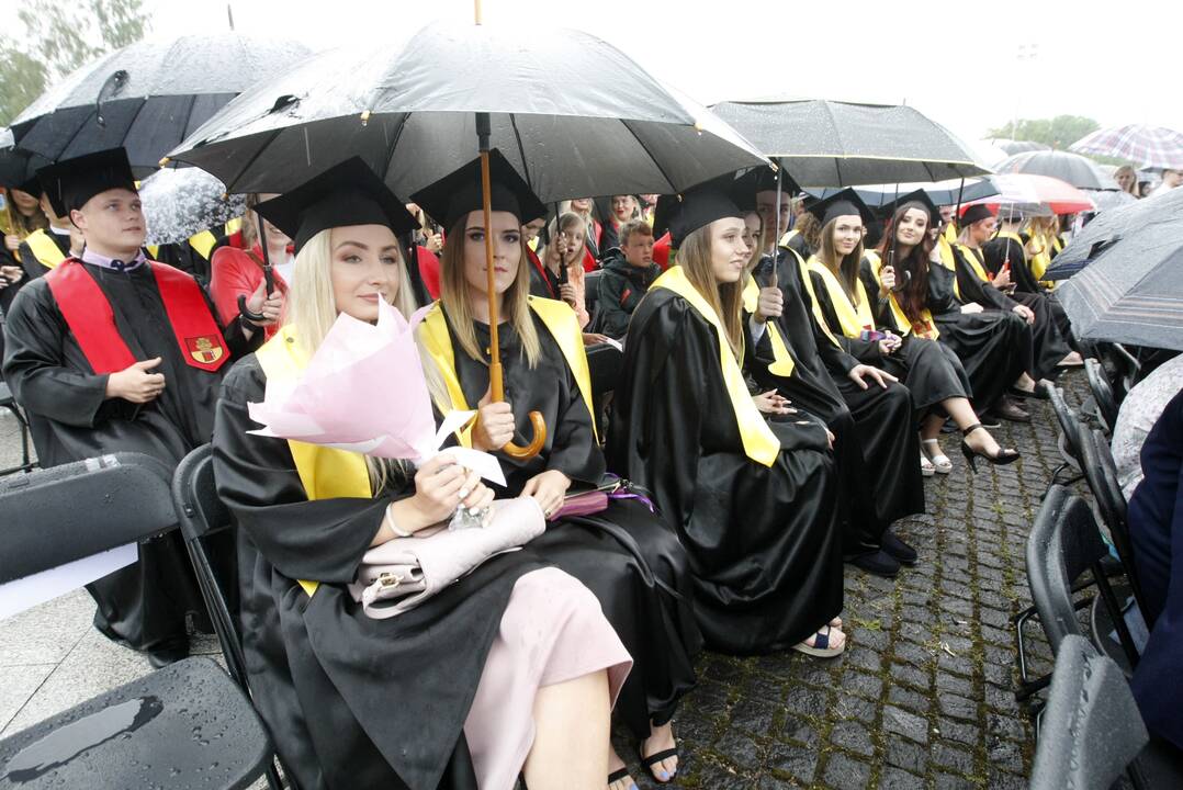 Diplomų įteikimas Klaipėdos universitete