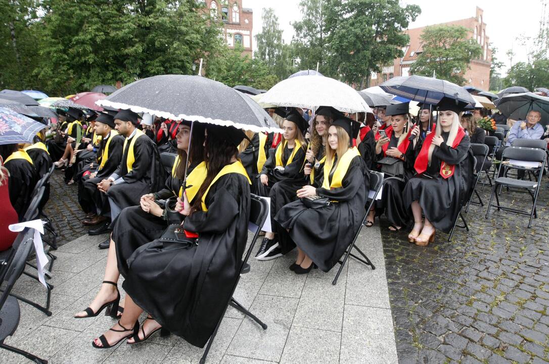 Diplomų įteikimas Klaipėdos universitete