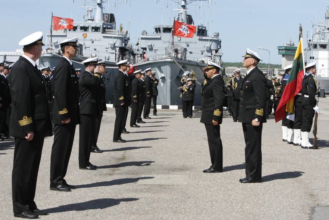 Karinių jūrų pajėgų vadų pasikeitimo ceremonija.