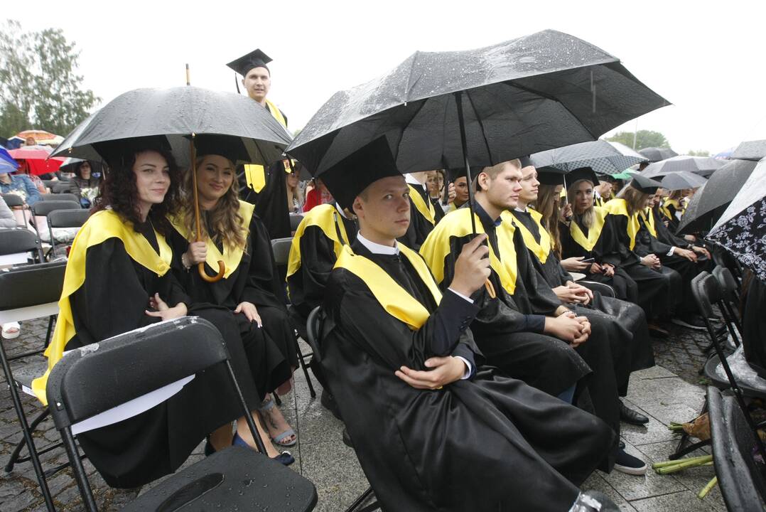 Diplomų įteikimas Klaipėdos universitete