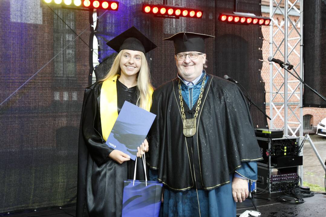 Diplomų įteikimas Klaipėdos universitete