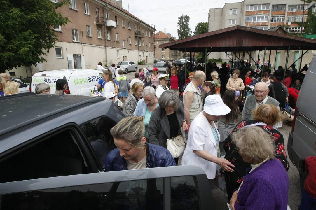 Klaipėdiečiai sunkiai besiverčiantiems dovanojo daiktus