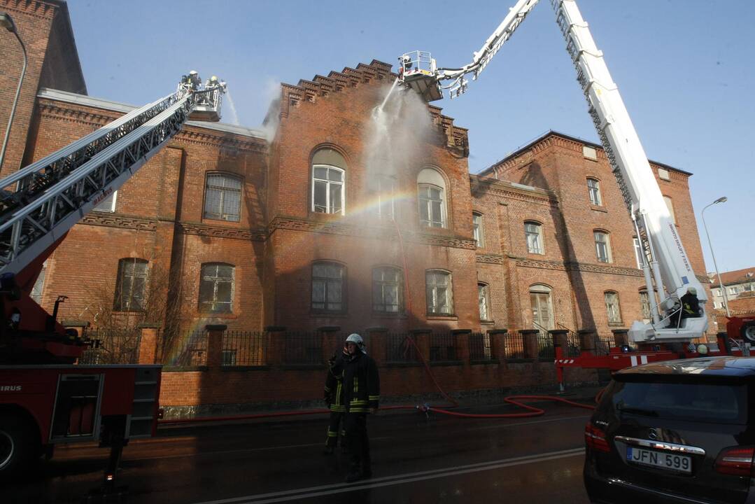 Užsiliepsnojo buvęs Klaipėdos policijos pastatas