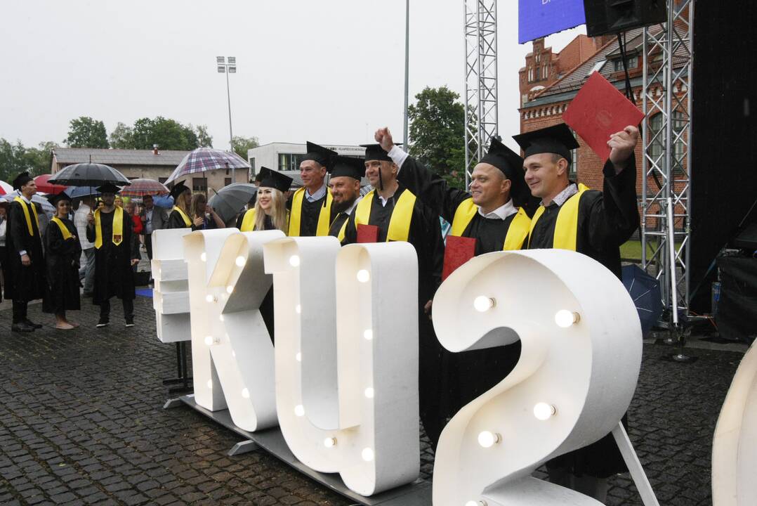 Diplomų įteikimas Klaipėdos universitete