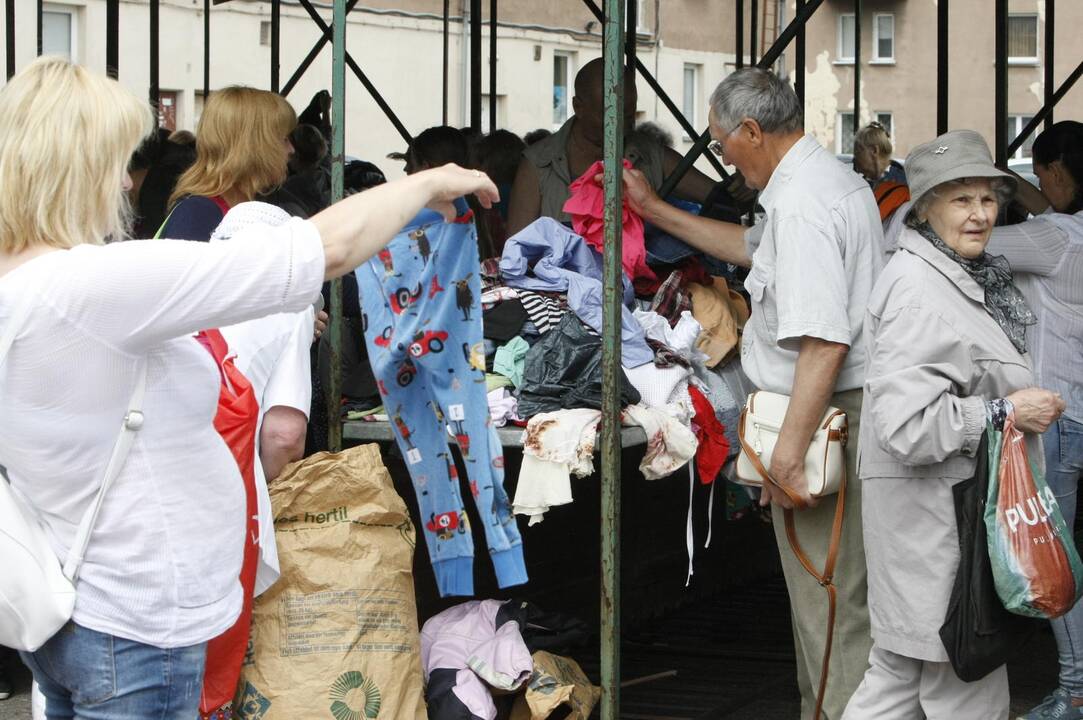 Klaipėdiečiai sunkiai besiverčiantiems dovanojo daiktus