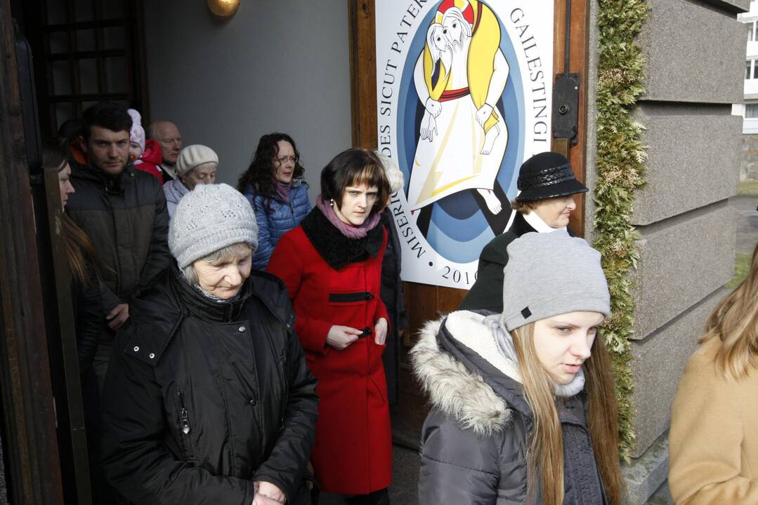Velykų rytą tikintieji skubėjo į bažnyčią