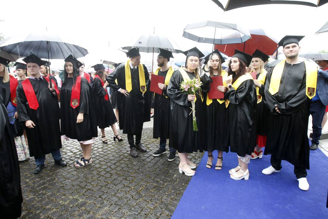 Diplomų įteikimas Klaipėdos universitete