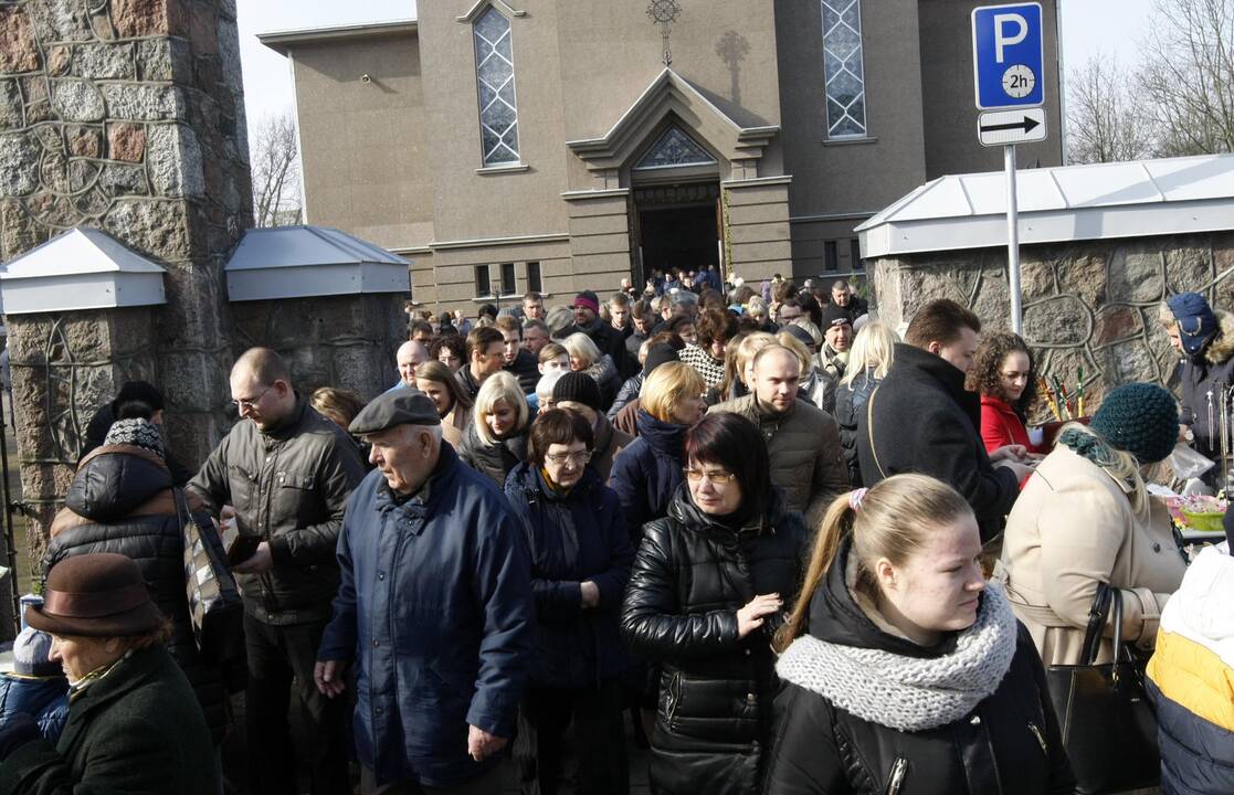 Velykų rytą tikintieji skubėjo į bažnyčią