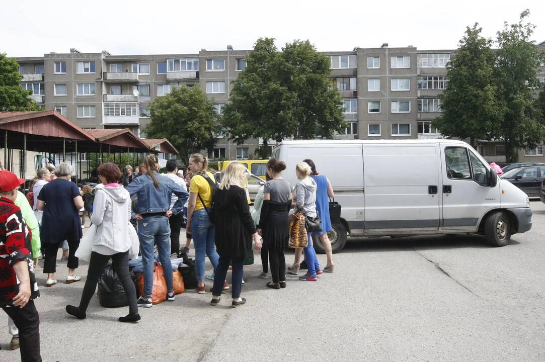 Klaipėdiečiai sunkiai besiverčiantiems dovanojo daiktus