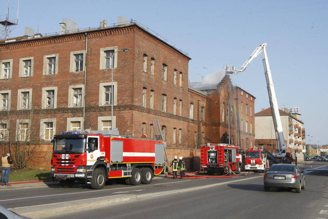 Užsiliepsnojo buvęs Klaipėdos policijos pastatas