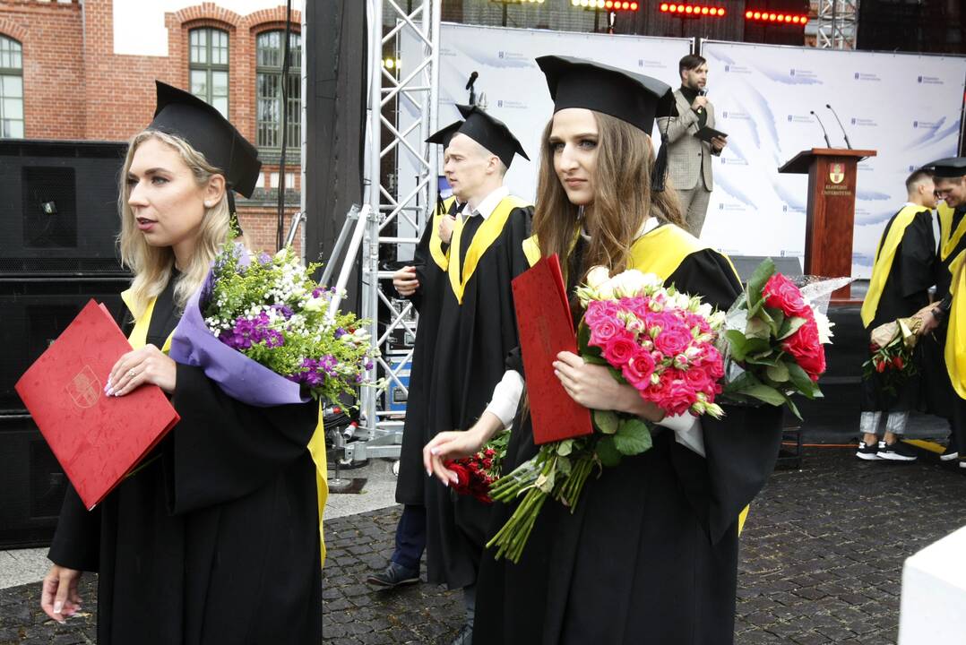 Diplomų įteikimas Klaipėdos universitete
