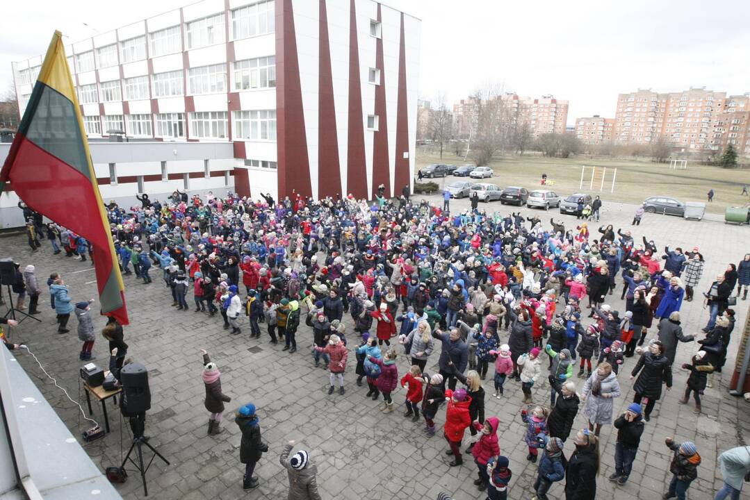 Mokinių šokis Kovo 11-osios proga