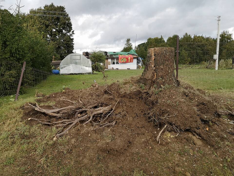 Viesulas pajūryje griovė stogus, lietus skandino gatves