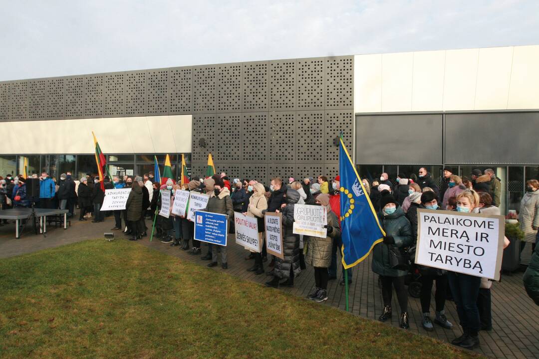 Palangoje – protestas prieš „Pušyno“ ir baseino privatizavimą: žmonės piktinosi A. Bilotaite