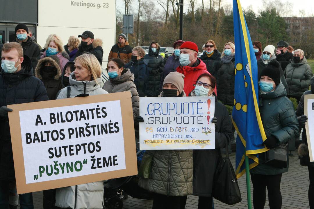 Palangoje – protestas prieš „Pušyno“ ir baseino privatizavimą: žmonės piktinosi A. Bilotaite