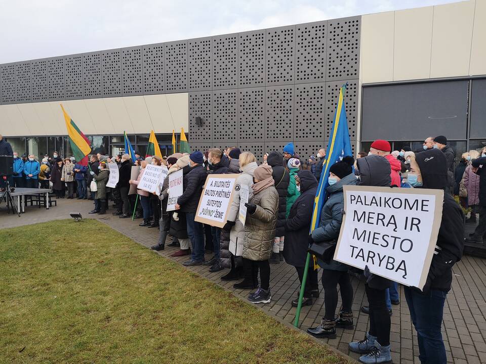 Palangoje – protestas prieš „Pušyno“ ir baseino privatizavimą: žmonės piktinosi A. Bilotaite