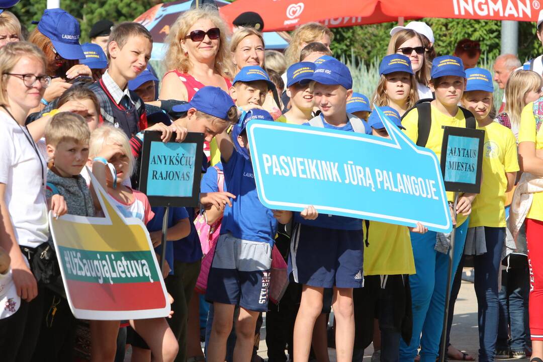 Prezidentas G. Nausėda su vaikais pasveikino jūrą