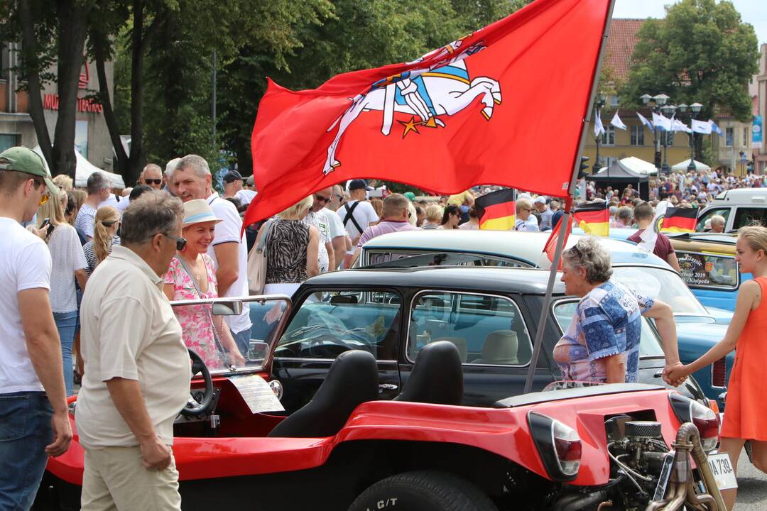 Uostamiesčio gatvėse – senovinių automobilių paradas