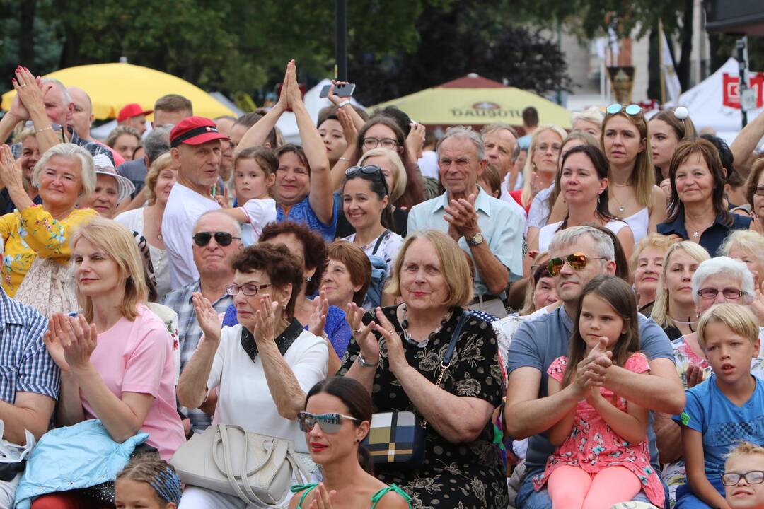 Uostamiestis skendi muzikos ir šokių garsuose