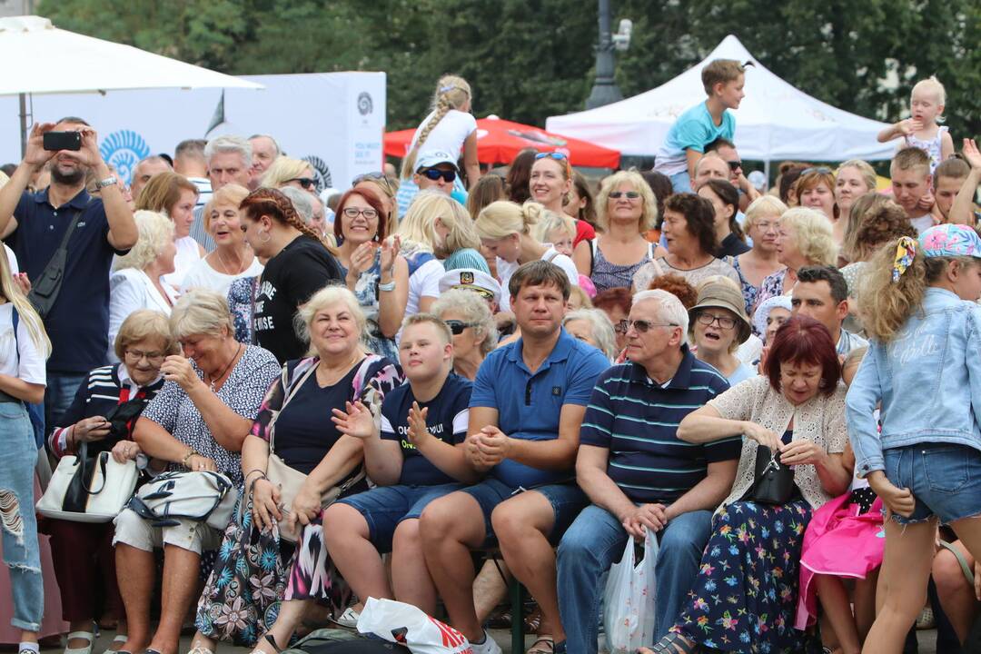 Uostamiestis skendi muzikos ir šokių garsuose