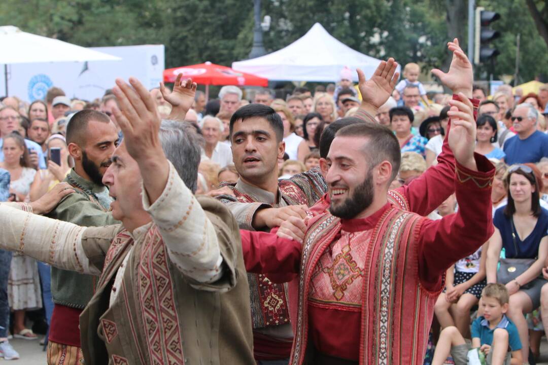 Uostamiestis skendi muzikos ir šokių garsuose