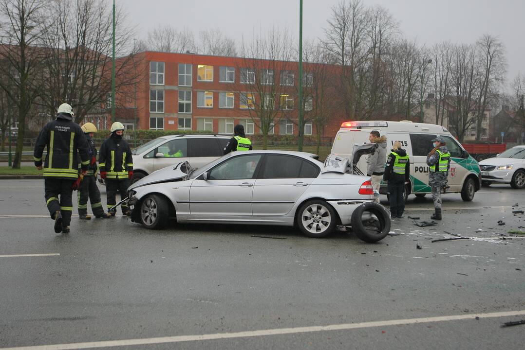 Mokyklos gatvėje – skaudi BMW ir „Honda“ avarija: automobiliai sumaitoti, trys žmonės ligoninėje