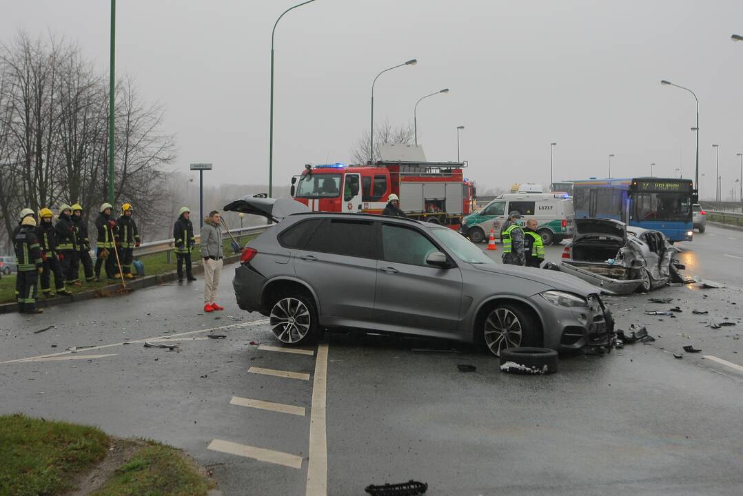 Mokyklos gatvėje – skaudi BMW ir „Honda“ avarija: automobiliai sumaitoti, trys žmonės ligoninėje