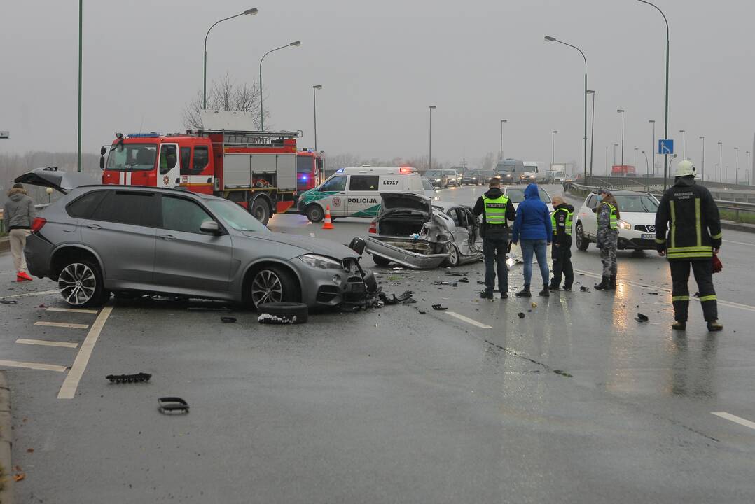 Mokyklos gatvėje – skaudi BMW ir „Honda“ avarija: automobiliai sumaitoti, trys žmonės ligoninėje