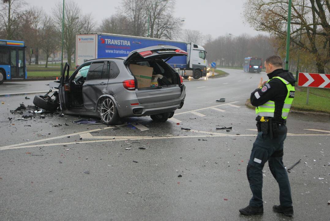 Mokyklos gatvėje – skaudi BMW ir „Honda“ avarija: automobiliai sumaitoti, trys žmonės ligoninėje