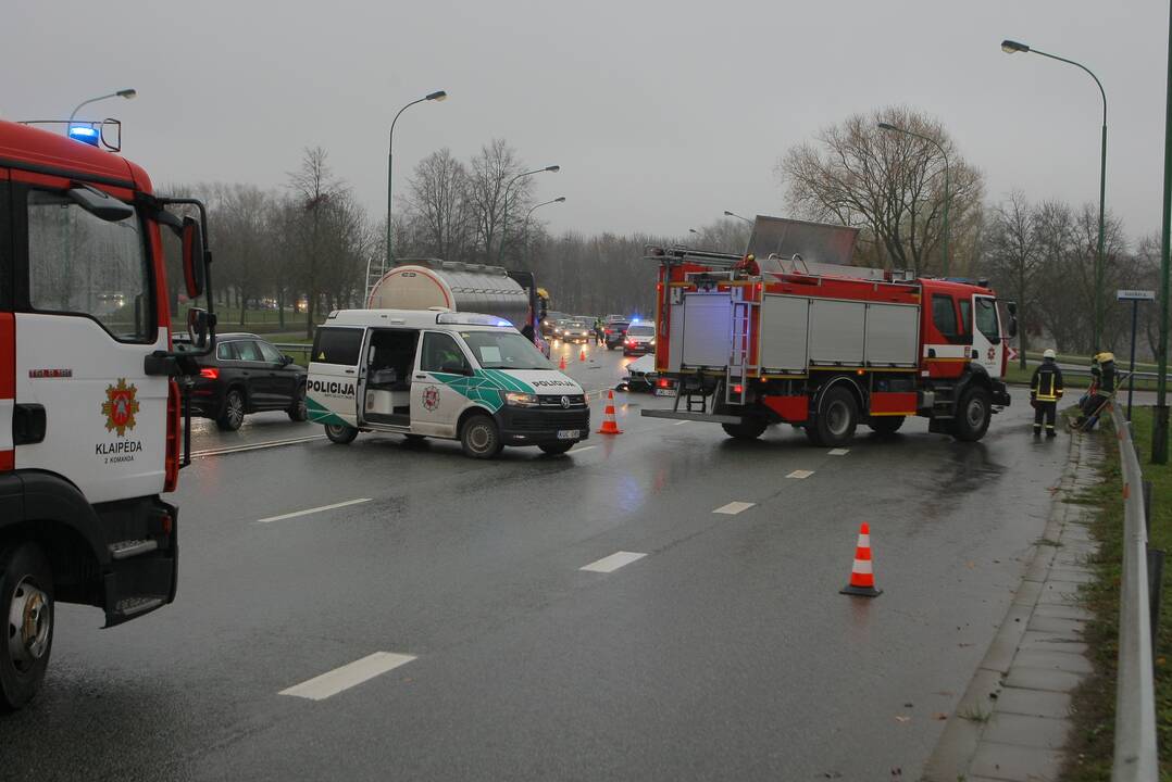 Mokyklos gatvėje – skaudi BMW ir „Honda“ avarija: automobiliai sumaitoti, trys žmonės ligoninėje