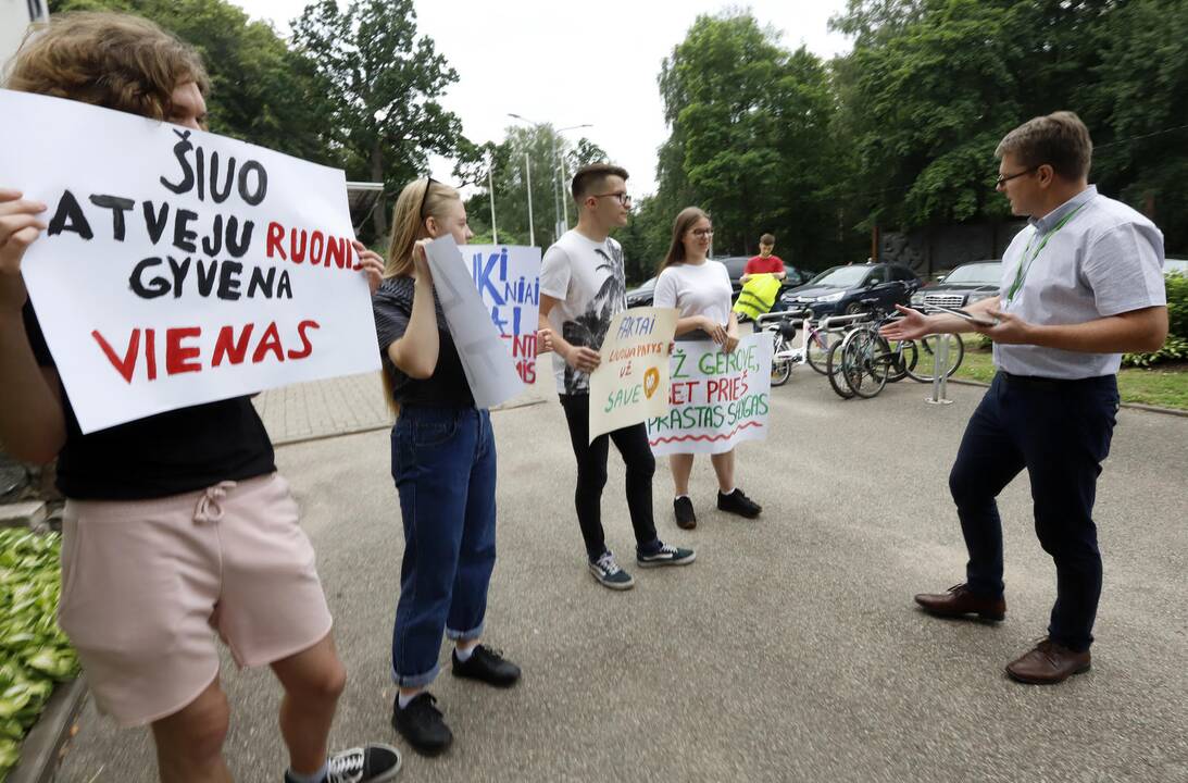 Piketas prie Lietuvos zoologijos sodo